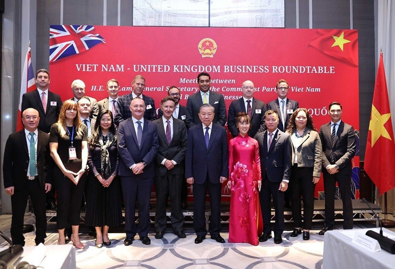 Le secrétaire général du Parti communiste du Vietnam, To Lam, lors de la rencontre avec des entreprises britanniques, le 30 octobre (heure locale) à Londres. Photo : VNA.