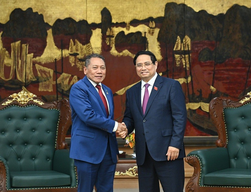 Le Premier ministre Pham Minh Chinh (à droite) et le ministre des Affaires étrangères et du Commerce extérieur des Îles Salomon, Peter Shanel Agovaka. Photo : NDEL.