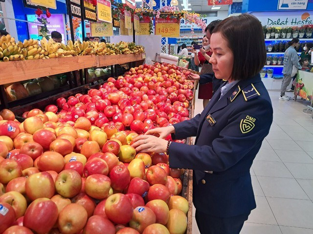 Les autorités compétentes procèdent à un contrôle des marchandises dans un supermarché. Photo : VGP.