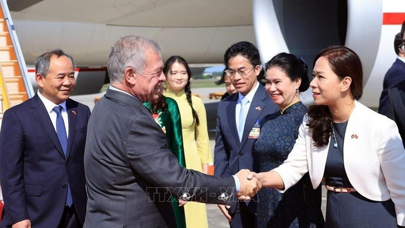 Le roi du Royaume hachémite de Jordanie, Abdallah II Ibn Al Hussein est arrivé l’après-midi du 12 novembre à Hanoï pour entamer une visite officielle au Vietnam. Photo : VNA.