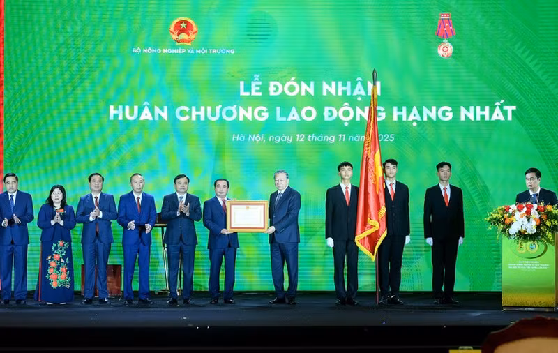 Le ministère de l'Agriculture et de l'Environnement s'est vu décerner l'Ordre du Travail de première classe. Photo : NDEL.