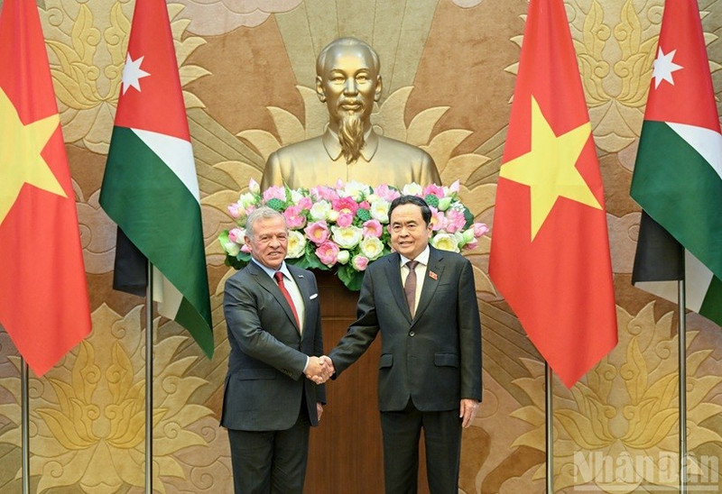 Le président de l’Assemblée nationale du Vietnam Trân Thanh Mân (droite) et le roi de Jordanie Abdullah II Ibn Al-Hussein. Photo : NDEL.
