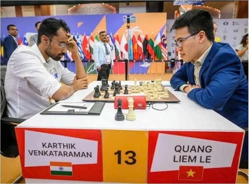 Le grand maître vietnamien Lê Quang Liêm tient tête à l’Indien Karthik Venkataraman lors de la première rencontre de la 4e ronde de la Coupe du monde d’échecs FIDE. Photo : FIDE.