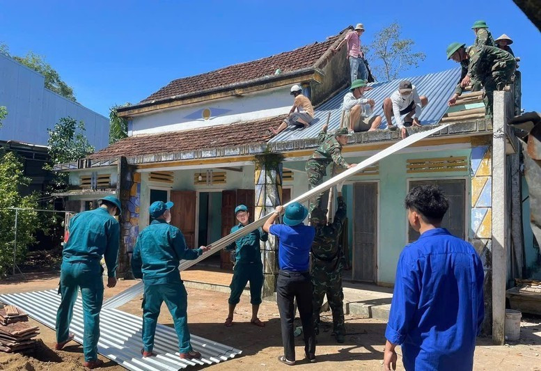 La force de choc de la commune de Tay Ho (Da Nang) aide les gens à réparer les maisons dont les toits sont endommagés. Photo : VGP.