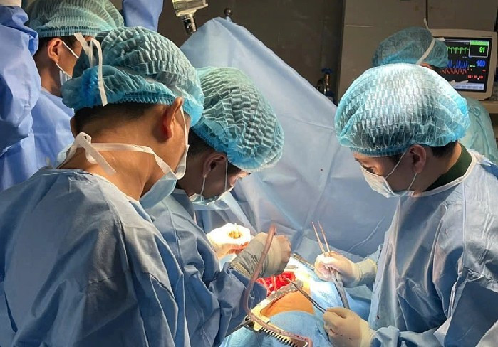 Une équipe de l'Hôpital militaire 175 effectue une opération à thorax ouvert d'urgence. Photo : Hôpital militaire 175.