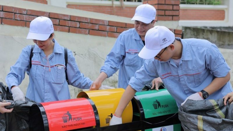 Tri des déchets ménagers sur le trottoir. Photo : Trung Tuyen. 