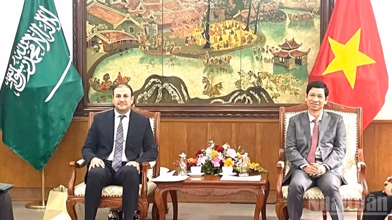 Le vice-ministre de la Culture, des Sports et du Tourisme Ho An Phong (à droite) reçoit l’ambassadeur du Royaume d’Arabie saoudite au Vietnam, Mohammed Ismaeil A. Dahlwy. Photo : NDEL.