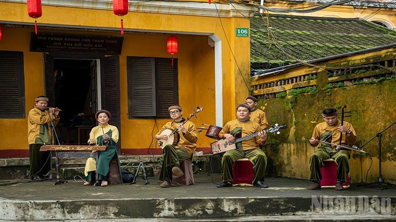 Les spectacles artistiques prennent place au cœur de la vieille ville de Hoi An, (au Centre) du Vietnam. 