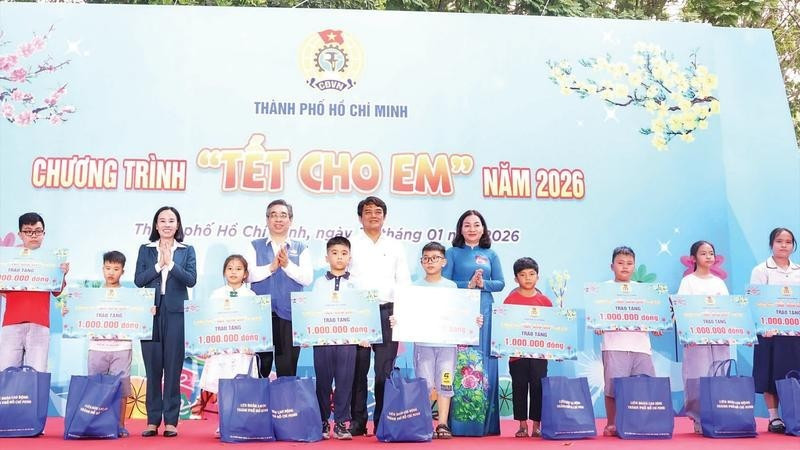 La Fédération du travail de Hô Chi Minh-Ville remet des cadeaux aux enfants des membres du syndicat et des travailleurs à l’approche du Têt traditionnel.
