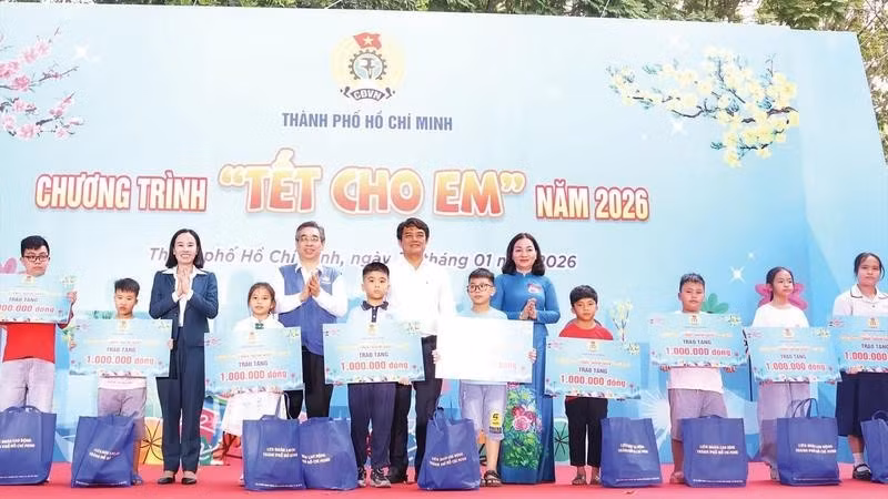 La Fédération du travail de Hô Chi Minh-Ville remet des cadeaux aux enfants des membres du syndicat et des travailleurs à l’approche du Têt traditionnel.