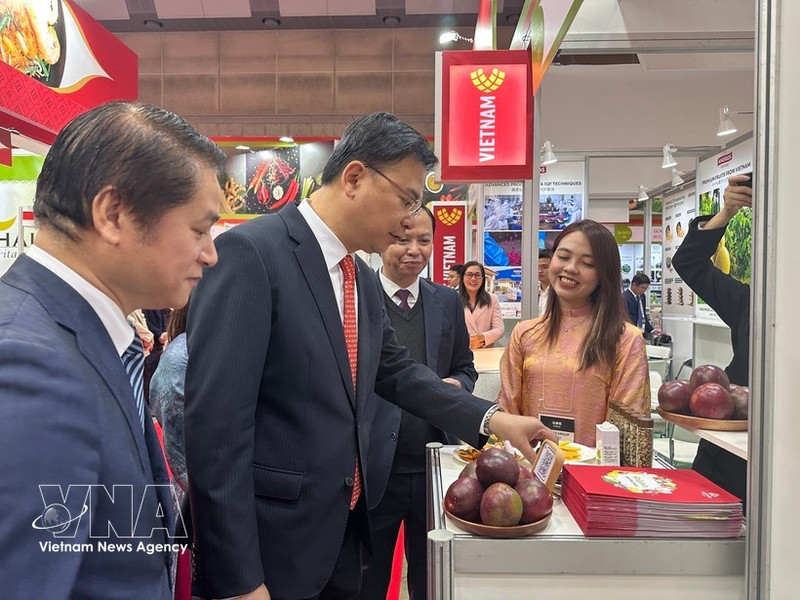 L’ambassadeur du Vietnam au Japon, Pham Quang Hieu, visite un stand présentant des fruits vietnamiens. Photo : VNA.