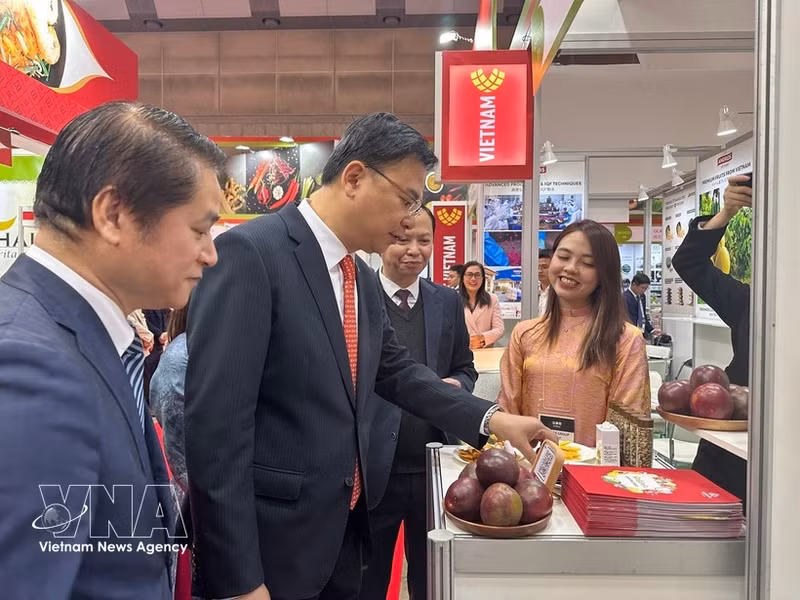 L’ambassadeur du Vietnam au Japon, Pham Quang Hieu, visite un stand présentant des fruits vietnamiens. Photo : VNA.