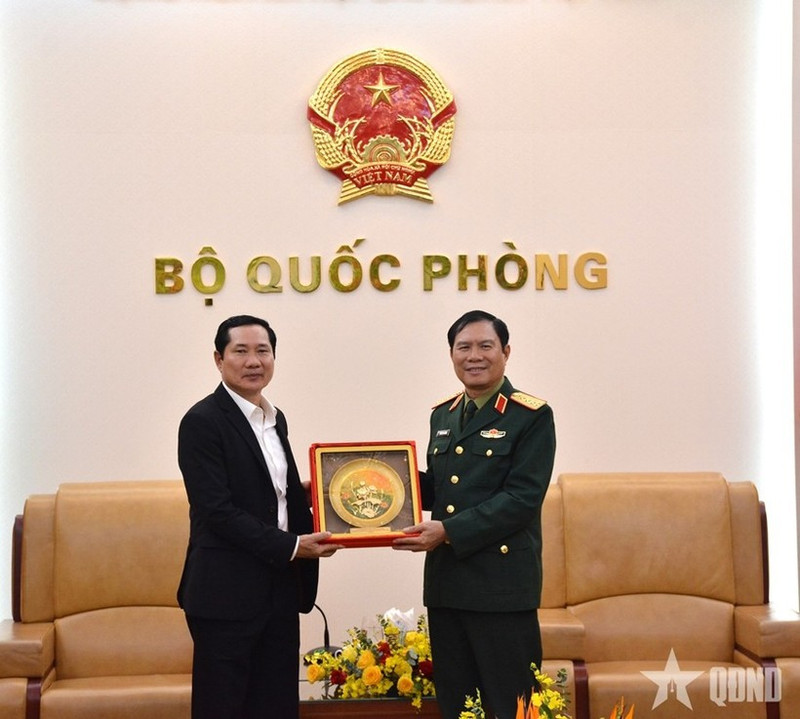 Le général Nguyen Tan Cuong, chef d’état-major général de l’Armée populaire du Vietnam et vice-ministre de la Défense (droite) et le général de corps d’armée Saichay Kommasith, vice-ministre lao de la Défense et chef d’état-major général de l’Armée populaire lao, en visite au Vietnam. Photo : QDND.