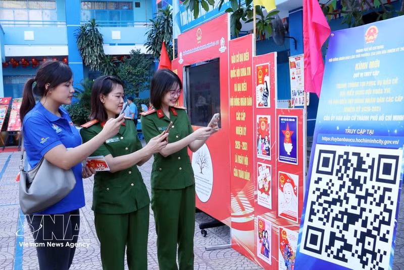 Hô Chi Minh-Ville affirme son rôle pionnier dans l’application des technologies numériques à la préparation et à l’organisation des élections de l’Assemblée nationale et des Conseils populaires. Photo : VNA.