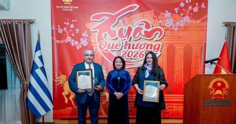 L’ambassadrice Pham Thi Thu Huong remet le 11e Prix national de l’information pour l'étranger aux amis grecs. Photo : VNA.