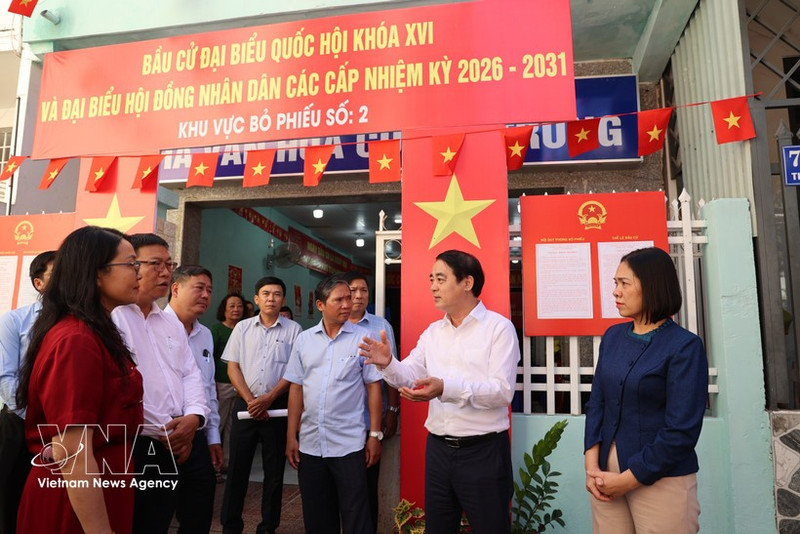Le secrétaire du Comité provincial du Parti de Khanh Hoa, Nghiem Xuan Thanh, inspecte les préparatifs électoraux au bureau de vote n°2, quartier de Bac Nha Trang. Photo : VNA.