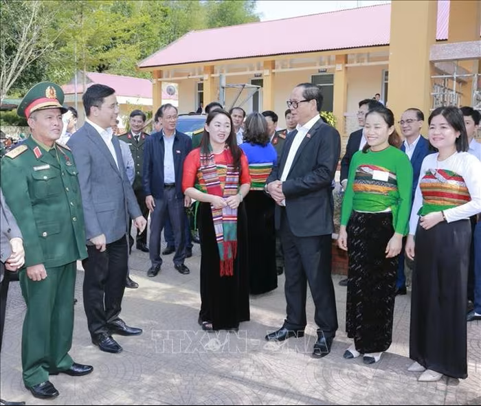 Le vice-président de l'Assemblée nationale, Tran Quang Phuong, inspecte les conditions de vote au bureau de vote n° 10, village de Tan Thanh. Photo : VNA.