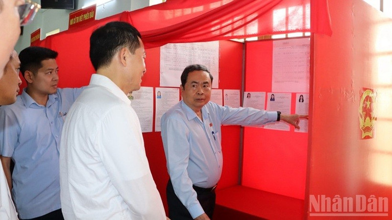 Le président de l'Assemblée nationale, Tran Thanh Manh, effectue une inspection de terrain au bureau de vote n° 4, circonscription électorale n° 17 – quartier de Tan Trieu, province de Dong Nai, le 5 mars. Photo : NDEL.