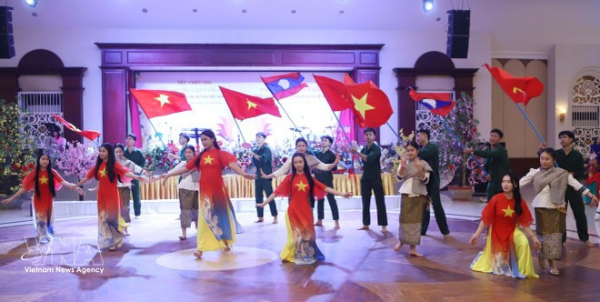 Un spectacle artistique présenté lors de la cérémonie visant à commémorer la Journée internationale des femmes (8 mars) et à marquer le lancement officiel du Club du patrimoine de l’Ao dai vietnamien au Laos. Photo : VNA.
