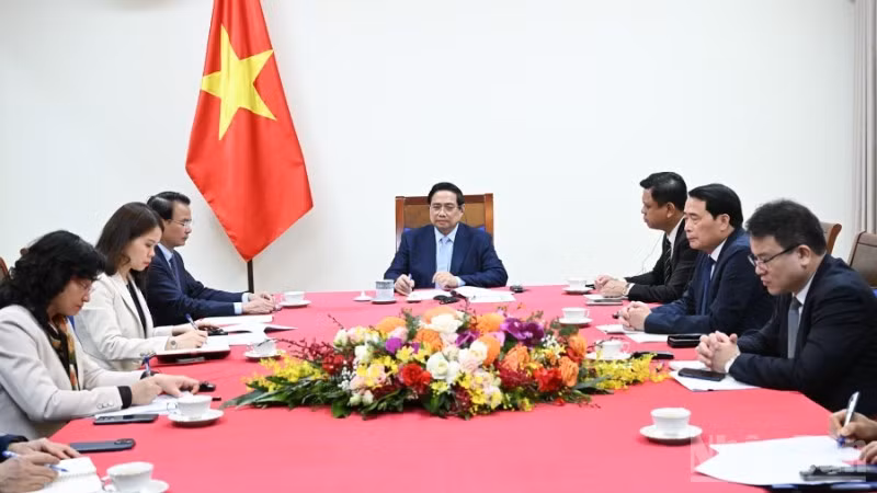 Le Premier ministre Pham Minh Chinh s’entretient par téléphone avec le président des Émirats arabes unis (EAU), Sheikh Mohammed bin Zayed Al-Nahyan. Photo : NDEL.