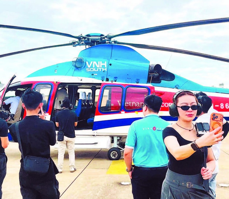 Tours touristiques en hélicoptère attirant un grand intérêt de la part des visiteurs. Photo : Vinagroup.