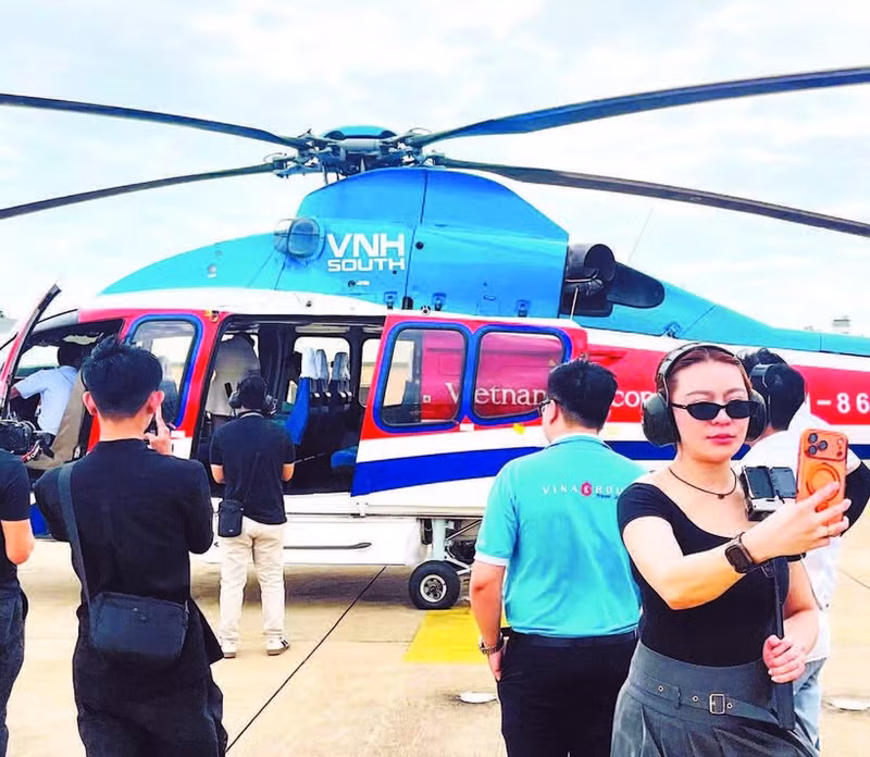 Tours touristiques en hélicoptère attirant un grand intérêt de la part des visiteurs. Photo : Vinagroup.