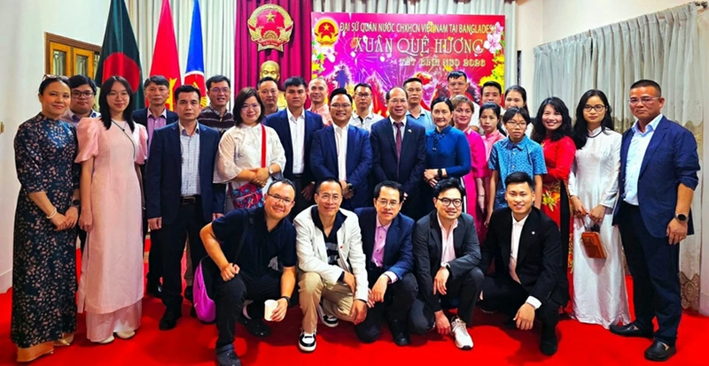 L’ambassadeur Nguyen Manh Cuong pose pour une photo souvenir avec des représentants de la communauté vietnamienne au Bangladesh. Photo : Ambassade du Vietnam au Bangladesh.