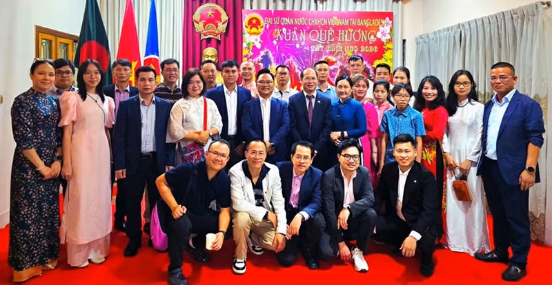 L’ambassadeur Nguyen Manh Cuong pose pour une photo souvenir avec des représentants de la communauté vietnamienne au Bangladesh. Photo : Ambassade du Vietnam au Bangladesh.