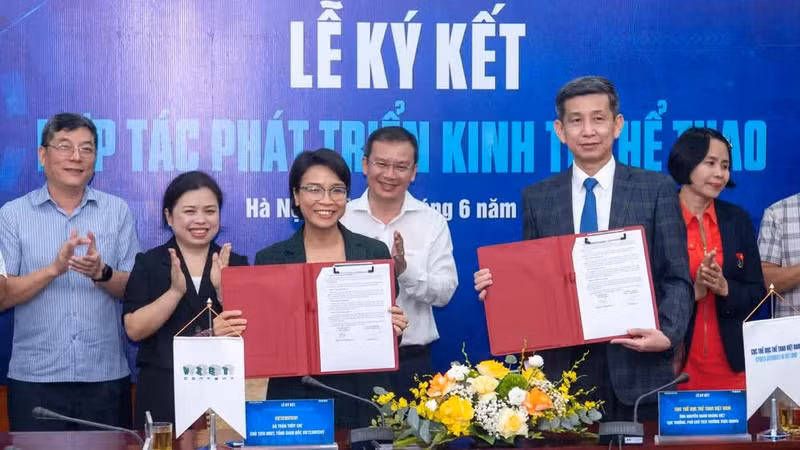 Les représentants des deux parties lors de la cérémonie de signature de l’accord de coopération pour le développement de l’économie du sport au Vietnam.