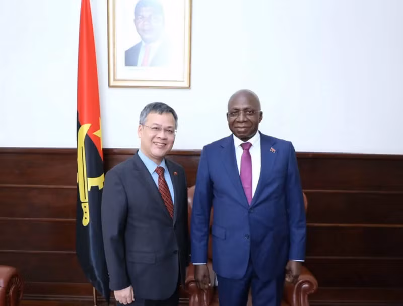 Le ministre angolais des Affaires étrangères, Téte António, et l'ambassadeur du Vietnam en Angola, Duong Chinh Chuc. Photo : Ambassade du Vietnam en Angola.