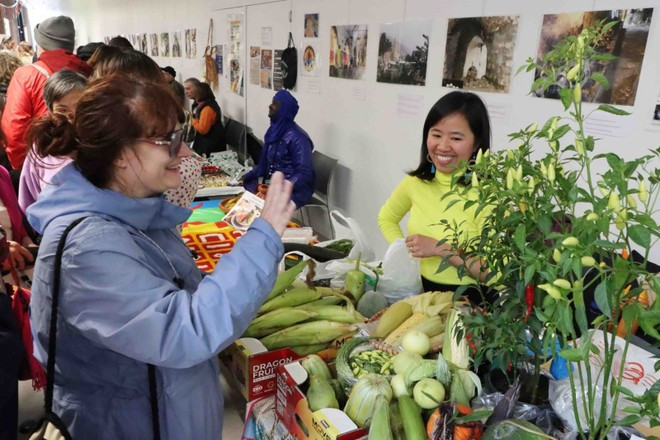 Les visiteurs découvrent les fruits et légumes tropicaux au stand vietnamien. Photo : VNA.