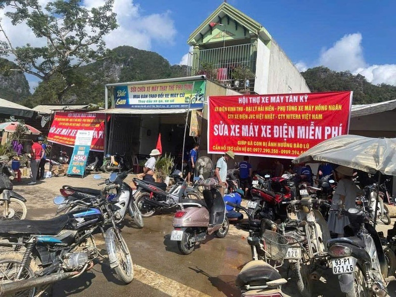 Au carrefour Roi à Tan Ky, des centaines de motos font la queue chaque jour, attendant patiemment leur tour pour être soignées. Photo : VNA.