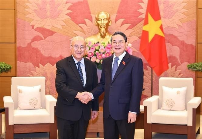 Le vice-président de l’Assemblée nationale Nguyen Duc Hai (droite) et le Dr Kambiz Ghawami, président de WUS et représentant autorisé du Land de Hesse. Photo : VNA.
