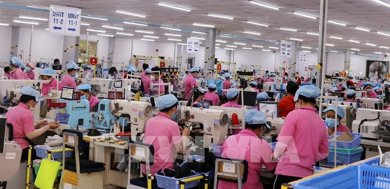 Fabrication de chaussures destinées à l'exportation au pôle industriel Vinh Hoa Hung Nam dans la province de Kien Giang, au Sud du Vietnam. Photo : VNA.