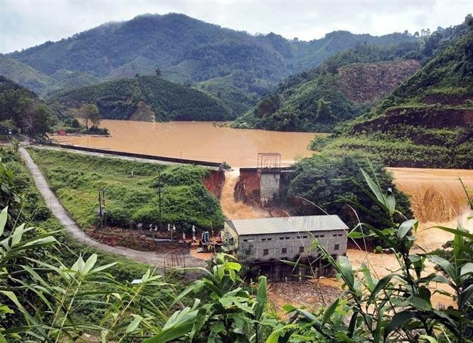 La rupture du barrage hydroélectrique de Bac Khe, situé dans le hameau du même nom, survenue vers 13h35 le 7 octobre. Photo : VNA.