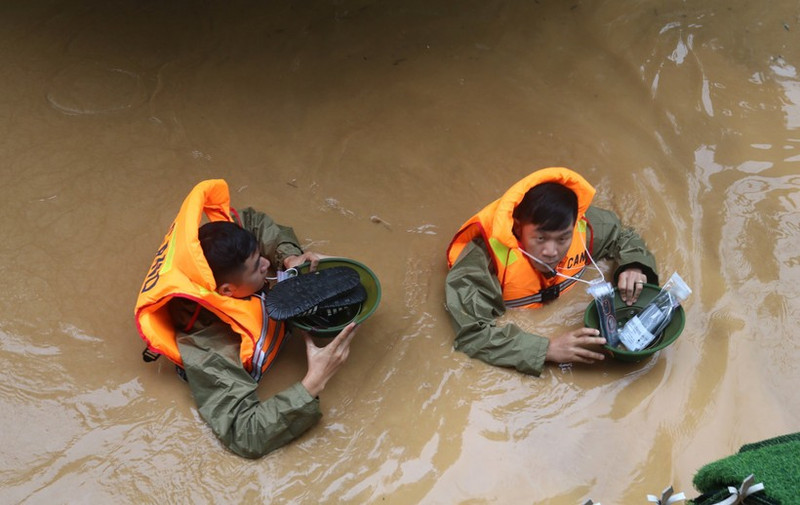 Les forces compétentes de la province de Cao Bang apportent leur soutien à la population lors des intempéries. Photo : VNA.