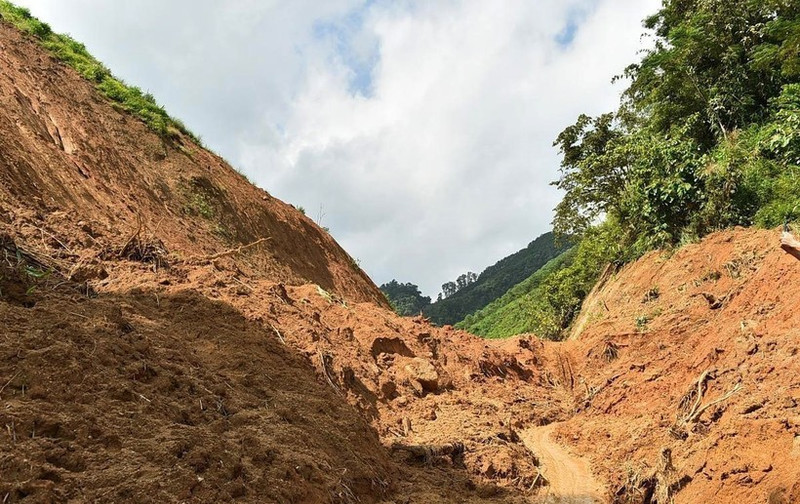 Un glissement de terrain dans le village de Ngoa, commune de Yen Phu, province de Tuyen Quang. Photo : VNA.