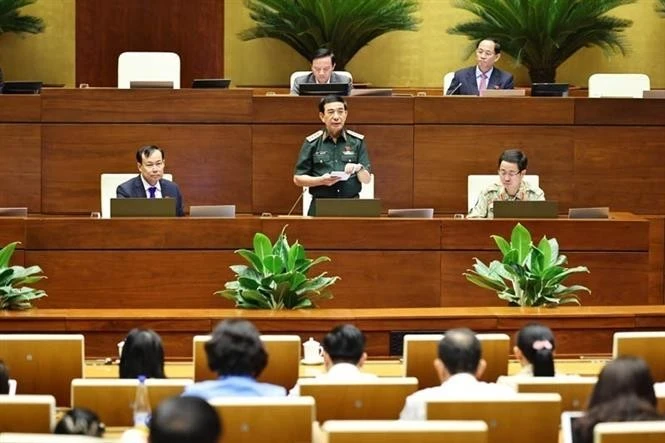 Le ministre de la Défense, Phan Van Giang, clarifie plusieurs points soulevés par les députés de l'Assemblée nationale. Photo : VNA.