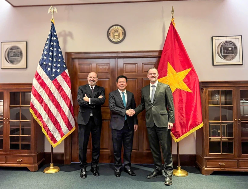 Le ministre de l’Industrie et du Commerce, Nguyen Hong Dien, négociateur en chef du gouvernement (milieu), le secrétaire américain au Commerce, Howard Lutnick (gauche) et l'ambassadeur Jamieson Greer, représentant américain au Commerce (droite). Photo : VNA.
