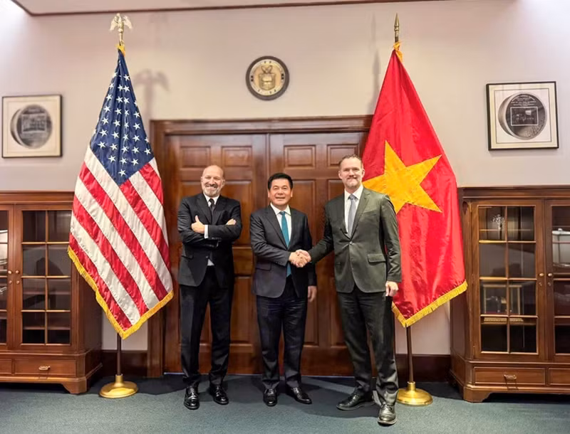 Le ministre de l’Industrie et du Commerce, Nguyen Hong Dien, négociateur en chef du gouvernement (milieu), le secrétaire américain au Commerce, Howard Lutnick (gauche) et l'ambassadeur Jamieson Greer, représentant américain au Commerce (droite). Photo : VNA.