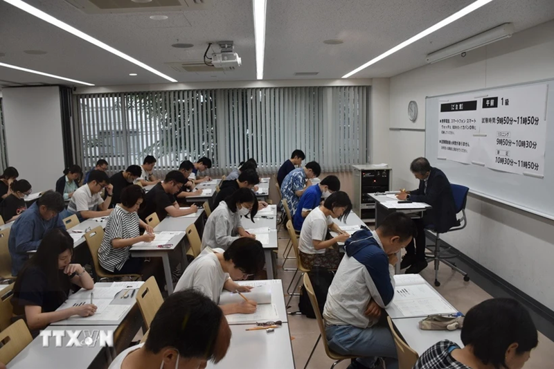 Les candidats de niveau élémentaire se concentrent sur l’épreuve de compréhension orale dans la salle d’examen. Photo : VNA.