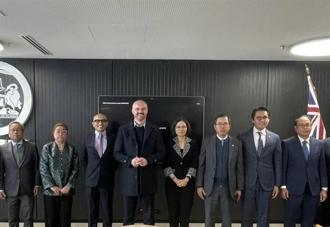 L'ambassadeur du Vietnam en Australie, Pham Hung Tam (troisième à partir de la droite), lors d'une séance de travail avec le ministre en chef du Territoire de la capitale australienne, Andrew Barr. Photo : VNA.