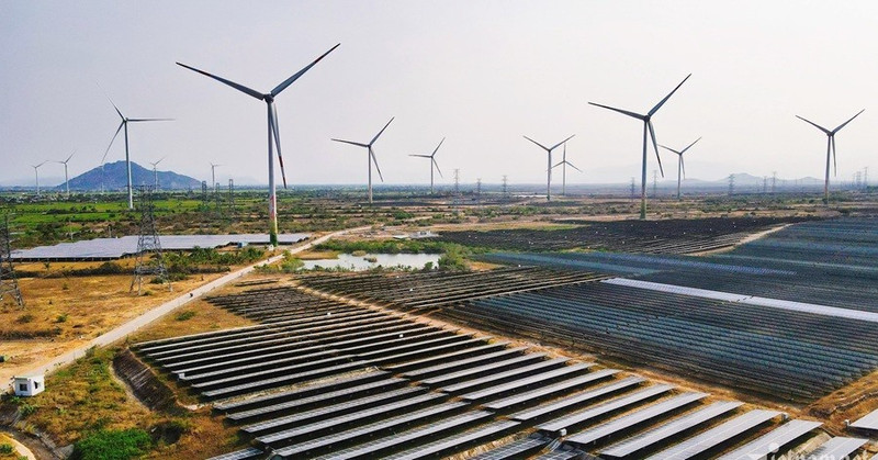 Installation éolienne et solaire illustrant les efforts du Vietnam en matière de transition énergétique et de croissance verte. Photo : Vietnamnet.