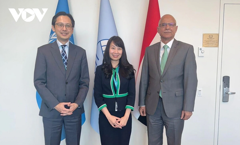 L’ambassadeur Do Hung Viet, la candidate du Vietnam à la Cour internationale du droit de la mer (TIDM), et l’ambassadeur d’Iraq. Photo : VOV.