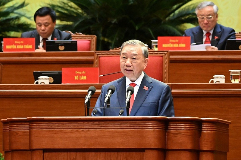 Le secrétaire général du Parti To Lam présente le Rapport sur les documents soumis au XIVe congrès national du Parti communiste du Vietnam. Photo : Nhandan.vn.