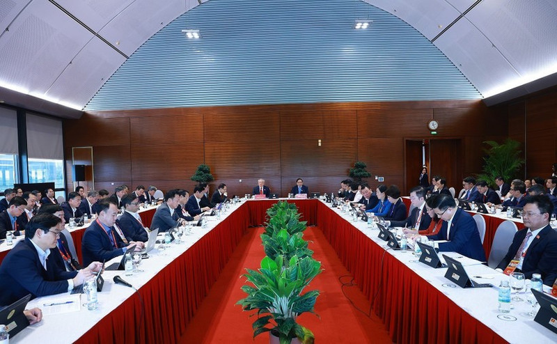 Les délégués tiennent des discussions en groupes. Photo : VNA.