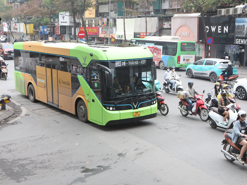 Hanoï accélère la transition vers un réseau de bus verts. Photo : Thanh Hai.
