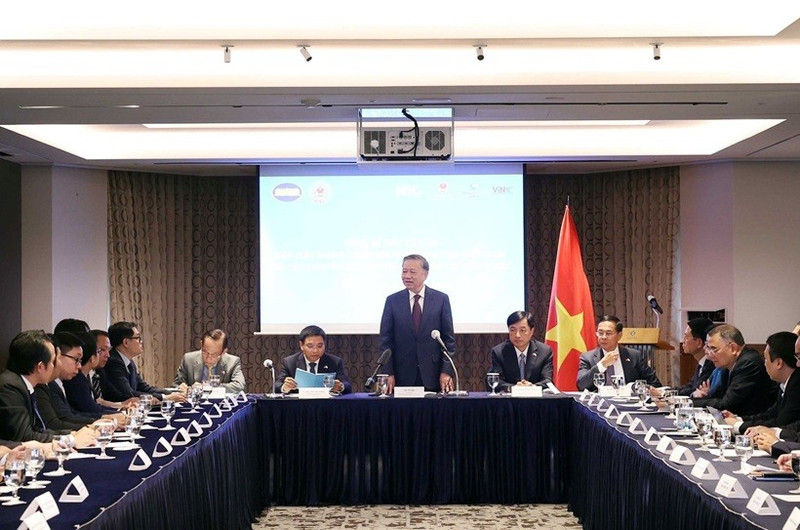 Le secrétaire général du PCV To Lam rencontre les membres du Réseau vietnamien de l’innovation en République de Corée ainsi que des experts et entrepreneurs vietnamiens installés dans ce pays. Photo : VNA.