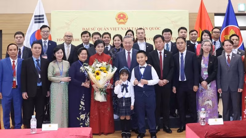 Le secrétaire général du Parti communiste du Vietnam (PCV) To Lam et son épouse rencontrent à Séoul la communauté vietnamienne en R. de Corée. Photo : VNA.