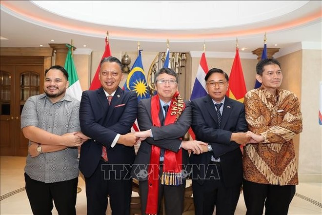 L’ambassadeur du Vietnam au Mexique, Nguyên Van Hai (centre) avec des diplomates des pays de l’ASEAN au Mexique posent pour une photo souvenir. Photo : VNA.
